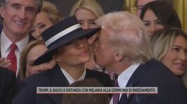 Trump, il bacio a distanza con Melania alla cerimonia di insediamento thumbnail