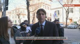 Roma, la guerra dei lucchetti per gli affitti brevi, il momento della rimozione thumbnail