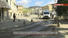 Maltempo in Toscana, volontari al lavoro per pulire il fango thumbnail