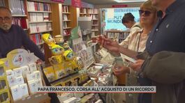 Papa Francesco, corsa all'acquisto di un ricordo thumbnail