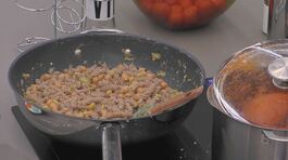 Luca Calvani ai fornelli per il pranzo degli inquilini thumbnail