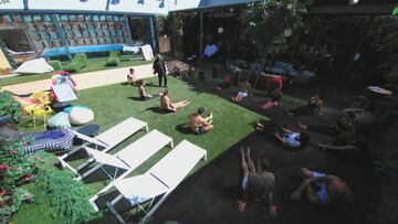 Gli inquilini fanno lezione di danza in giardino