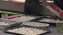 Gli inquilini alle prese con la preparazione degli gnocchi di patate thumbnail