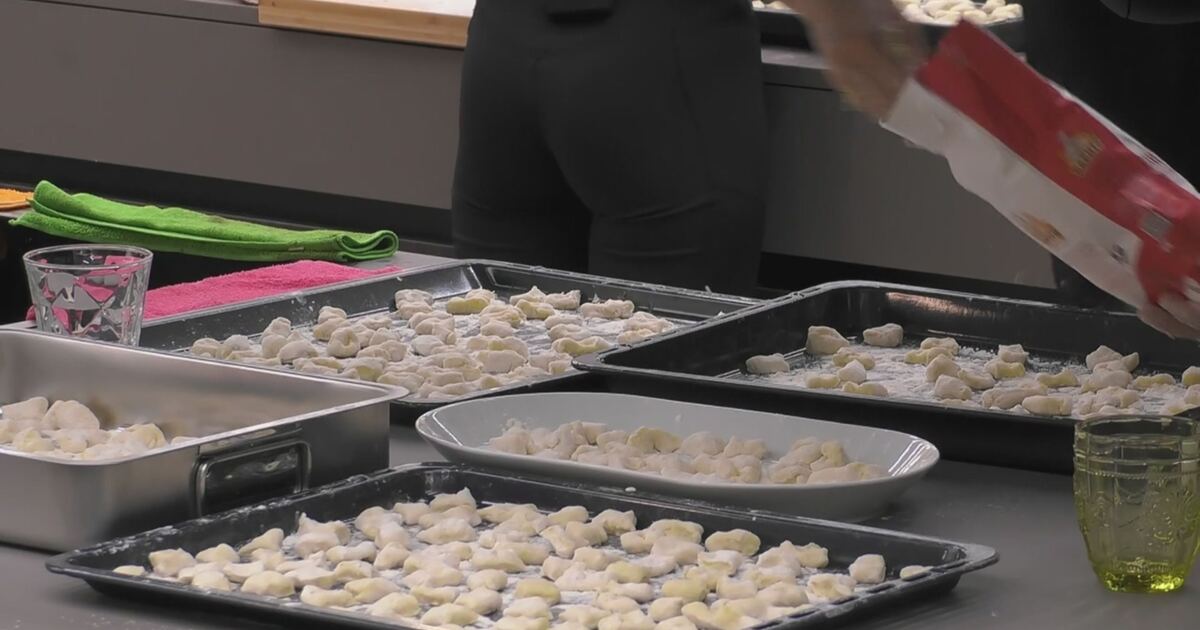 Gli inquilini alle prese con la preparazione degli gnocchi di patate