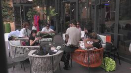 Una discussione in giardino thumbnail