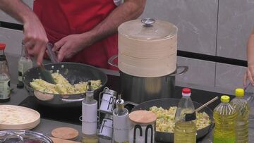 Gli inquilini si dedicano alla preparazione della cena cinese