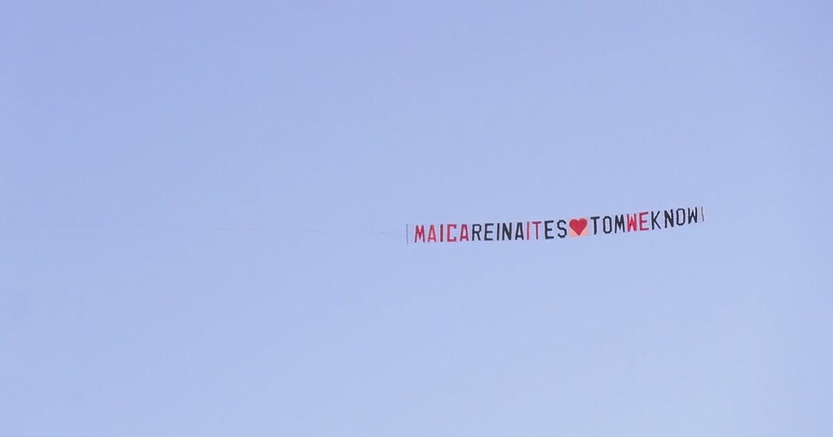 Un aereo con un messaggio inaspettato