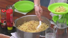 Gli inquilini si concedono un'appetitosa cena con un occhio alla comodità thumbnail