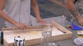 Tra una chiacchiera e una risata gli inquilini preparano la cena thumbnail
