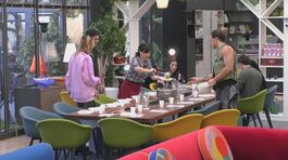 Tra un balletto e una giravolta gli inquilini apparecchiano la tavola per il pranzo thumbnail
