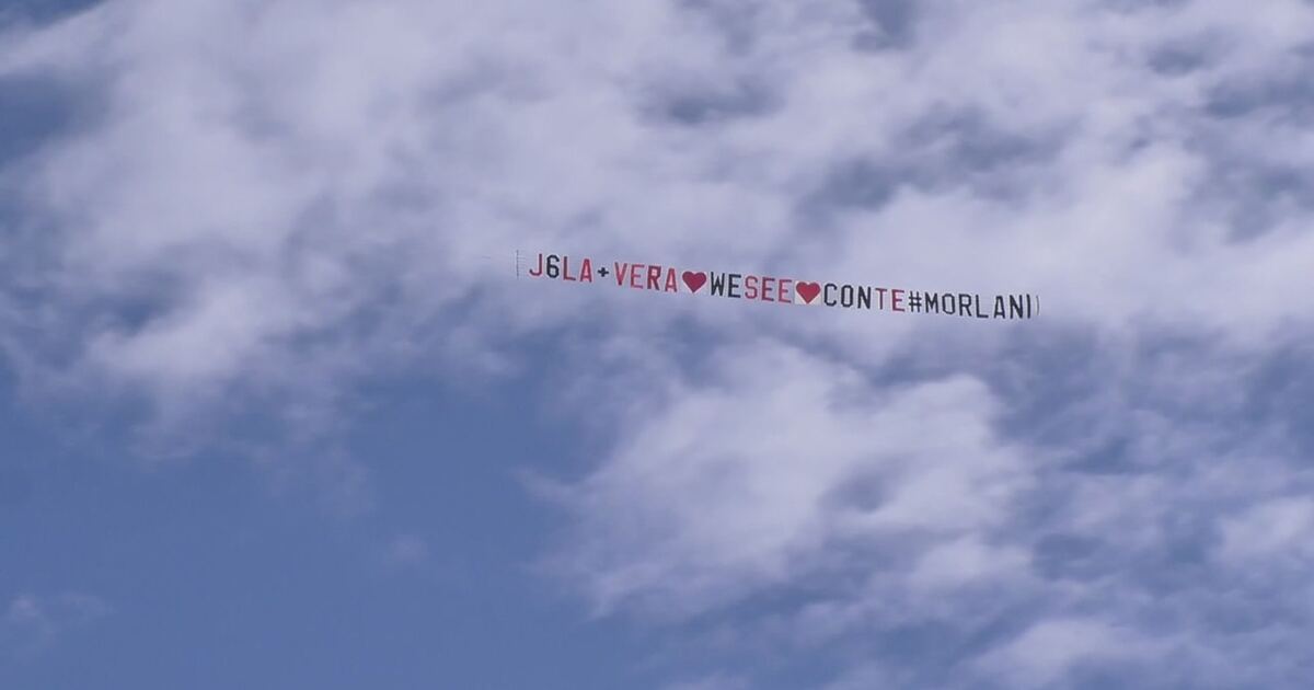 Un aereo con un messaggio inaspettato