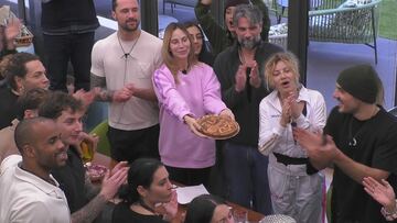 Stefania Orlando prepara una crostata per il compleanno dell'ex marito Simone