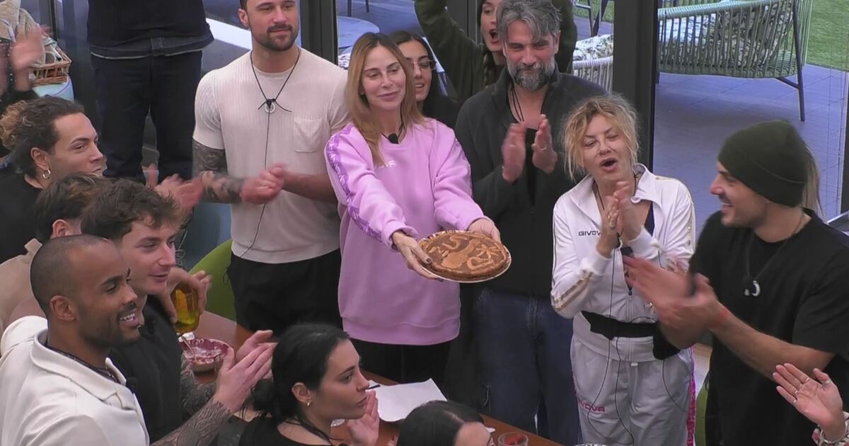 Stefania Orlando prepara una crostata per il compleanno dell'ex marito Simone