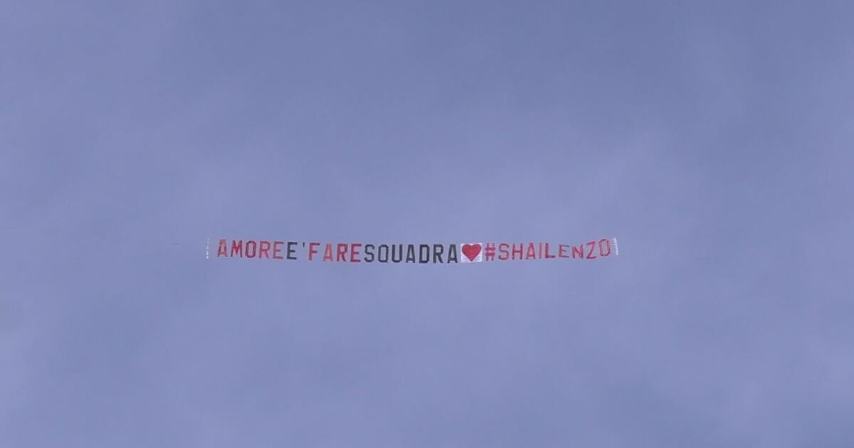 Uno striscione da parte degli #Shailenzo sorvola la Casa