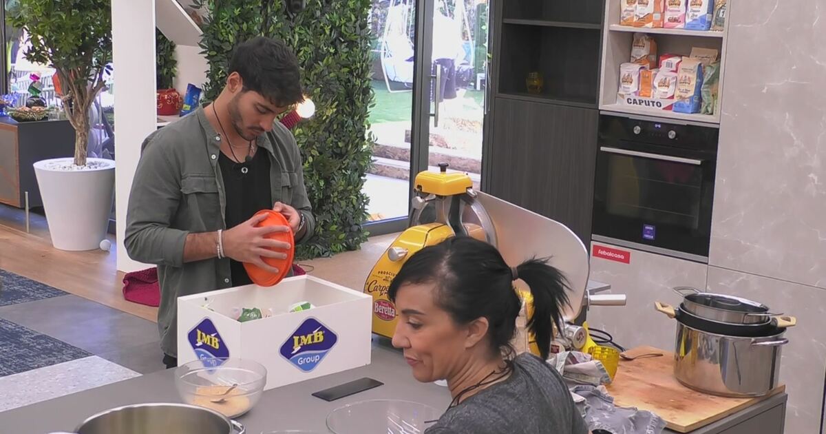 Javier Martinez apparecchia la tavola per il pranzo