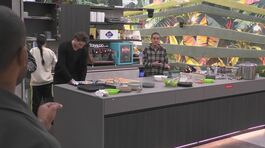 Una piccola discussione in cucina tra Maxime Mbandà e Zeudi Di Palma thumbnail