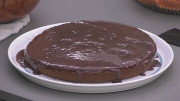 Helena Prestes prepara una torta al cioccolato