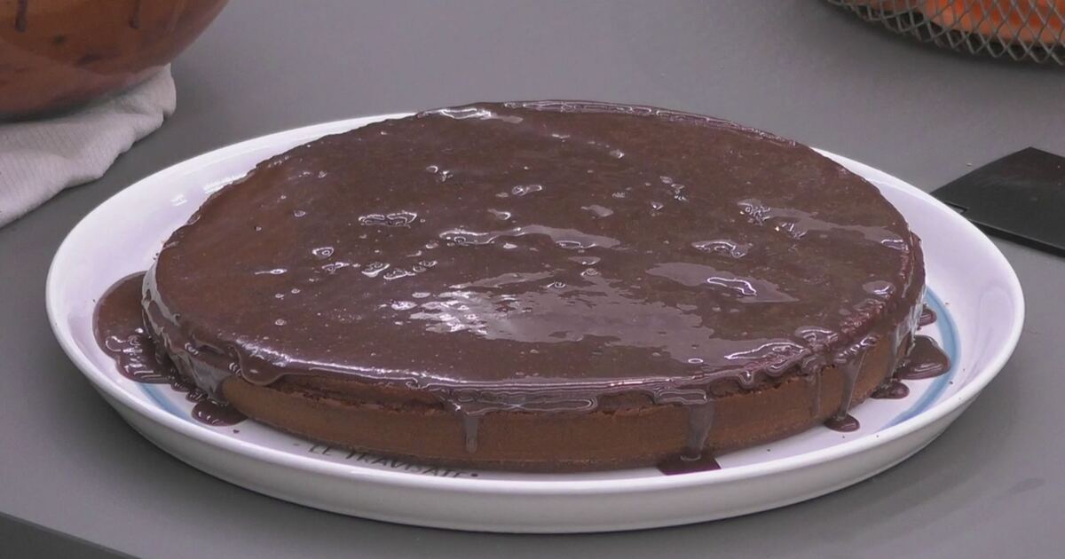 Helena Prestes prepara una torta al cioccolato