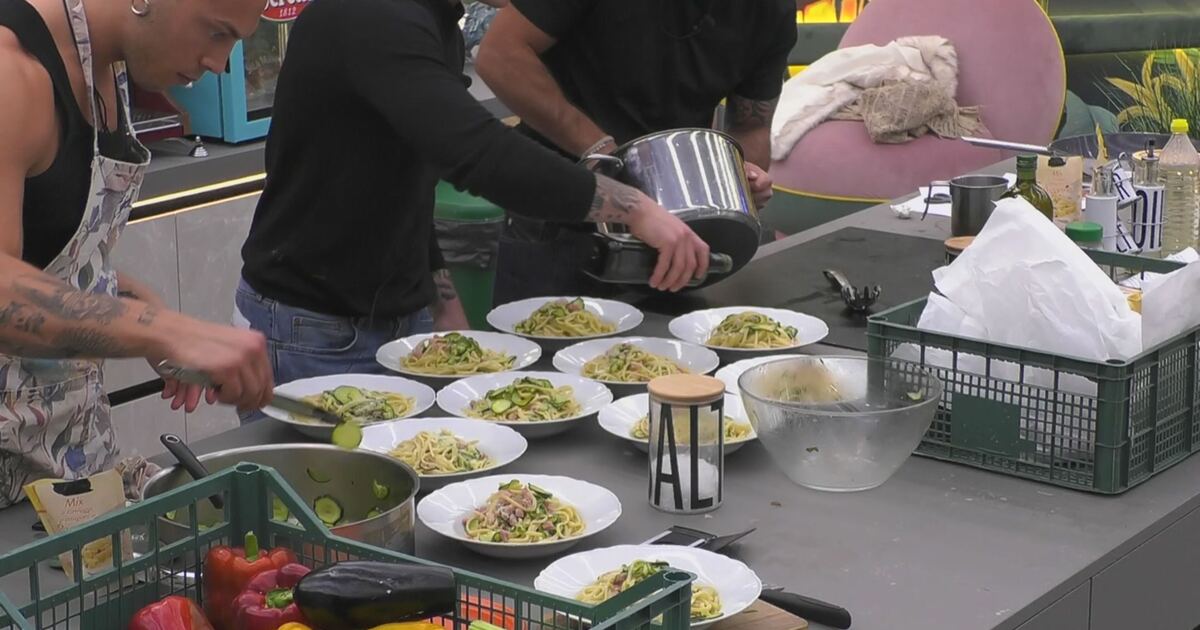 I ragazzi preparano una cenetta per le donne della Casa