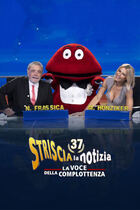 Su Gigi presenta il film con le ragazze in acqua e il gorilla che urla