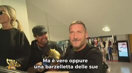 Oggi a Striscia, Tapiro d'oro a Francesco Totti (condiviso con Noemi Bocchi) per la presunta liaison con Marialuisa Jacobelli thumbnail