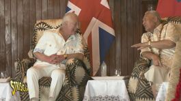 Re Carlo in visita alle isole Samoa tra selfie, cocktail e un insolito pollice verde thumbnail
