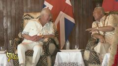 Re Carlo in visita alle isole Samoa tra selfie, cocktail e un insolito pollice verde