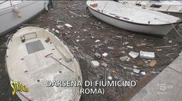 Tra rifiuti e immondizia, la Darsena di Fiumicino versa in uno stato pessimo thumbnail