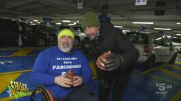 Brumotti e Paolone consegnano le "merdine" ai furbetti del parcheggio per disabili thumbnail