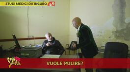 Studio medico da incubo, mozziconi di sigaretta e intonaco che si sgretola thumbnail