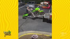 "Tu si que rides": camerieri sbadati, motociclisti goffi e selfie esilaranti! thumbnail