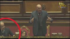 A Crosetto squilla il cell mentre in Senato parla di Difesa. Ma l'unica che lo bombarda è la moglie!