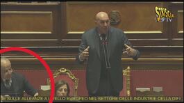 A Crosetto squilla il cell mentre in Senato parla di Difesa. Ma l'unica che lo bombarda è la moglie! thumbnail