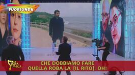 Fuorionda da Pomeriggio Cinque, Dario Maltese sparge il sale in studio: ecco il rito scaramantico thumbnail