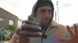 A Carugate Brumotti consegna l'anti-trofeo: la merdina! Simbolo di lotta per la civiltà thumbnail