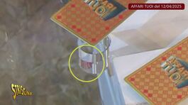 Affari tuoi e quell'offerta misteriosa solo in apparenza: il riflesso della carta è leggibile sul tavolo thumbnail