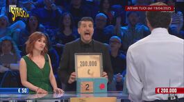 Affari Tuoi: il "cambio pacco" serve a pilotare il gioco? Lo spiega De Martino thumbnail