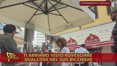Uomo versa di nascosto una sostanza nel bicchiere di una donna. Come reagiranno le persone? Uomo versa di nascosto una sostanza nel bicchiere di una donna. Come reagiranno le persone?