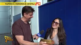Anticipazione - Valerio Staffelli consegna alla conduttrice dell'Isola dei Famosi Veronica Gentili solo la base su cui normalmente poggia il Tapiro d'oro thumbnail