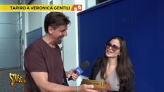 Anticipazione - Valerio Staffelli consegna alla conduttrice dell'Isola dei Famosi Veronica Gentili solo la base su cui normalmente poggia il Tapiro d'oro