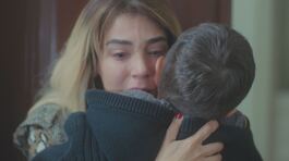 Ceyda riabbraccia suo figlio thumbnail