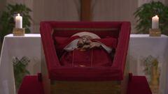 Veste rossa, rosario e la mitra, preghiere per il Papa a Santa Marta