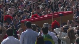 Fedeli in fila per ore, l'ultimo omaggio alla salma di Papa Francesco thumbnail