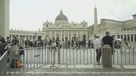 A migliaia in coda per il Papa, sabato corteo funebre a passo d'uomo thumbnail