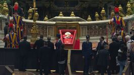 L'omaggio alla salma del Papa, oltre 150mila fedeli a salutarlo thumbnail