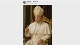 La Casa Bianca ironizza sul conclave, Trump vestito da Papa thumbnail