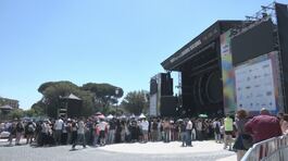 "Taharrush gamea" al concertone, ragazza circondata dal branco thumbnail