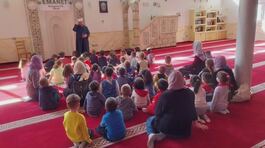 L'ultima frontiera delle gite scolastiche, tutti a pregare in moschea thumbnail