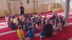 L'ultima frontiera delle gite scolastiche, tutti a pregare in moschea