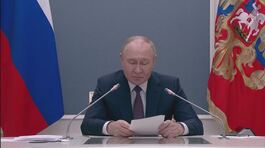 Zelensky sfida Putin, lo zar si nega e insulta i leader Ue thumbnail